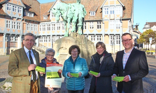Bürgermeister Thomas Pink, Birgit Stapel-Falckenthal, Marliese Schulz, Renate Sentfleben und Jürgen Selke-Witzel präsentieren "die Wolfenbütteler"-Schokolade. Foto: Stadt Wolfenbüttel