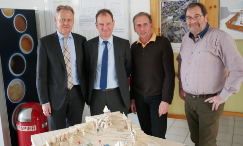 Mitglieder des SRB Ausschusses vor dem Model der Wasserspielwelt. 
v.l.n.r. Thomas Huppertz (Ausschussvorsitzender), Dietrich Leptien (SRB Betriebsleiter), Wolfgang Drobny (SRB Bereichsleiter), Wolfgang Fisch (stellvertretender Ausschussvorsitzender) Foto: Alexander Panknin