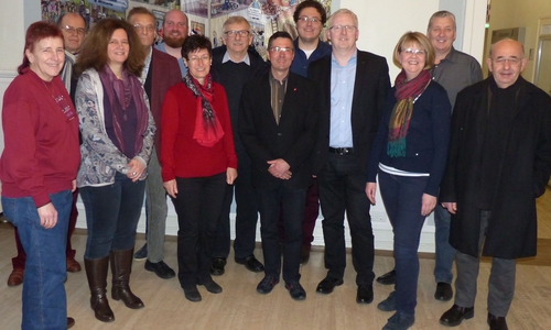 DGB-Regionsgeschäftsführer Michael Kleber leitet die SPD-Kreistagsfraktion durch die Ausstellung „Neofaschismus in Deutschland“ im Gebäude des Bildungszentrums: Sabine Resch-Hoppstock, Harald Koch, Susanne Fahlbusch, Thomas Jakob, Nils Beckmann, Ruth Naumann, Joachim Eichenlaub, Michael Kleber, Lennie Meyn, Vorsitzender Falk Hensel, Katrin Brandes, Oliver Ganzauer und Bruno Polzin (v. li.): Foto: privat
