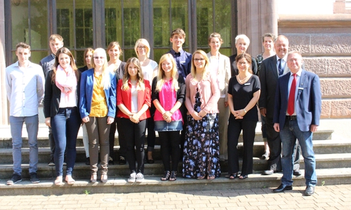 Die elf neuen Auszubildenden und die Jahrespraktikantin wurden vom Landkreis (Christiana Steinbrügge, Edith Förg-Reichelt, Kerstin Weise, Martin Hortig und Klaus Kühle) begrüßt. Foto: Max Förster