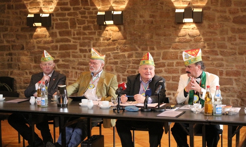 Bei er Pressekonferenz, nahm Zugmarschall Gerhard Baller Stellung (zweiter von links). Foto: Robert Braumann