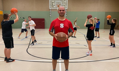 Trainer Serkan Serbest vermittelt den Jugendlichen Spaß am Sport.