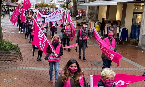 Die Mitglieder der Gewerkschaft komba machten auf ihre Forderungen aufmerksam.