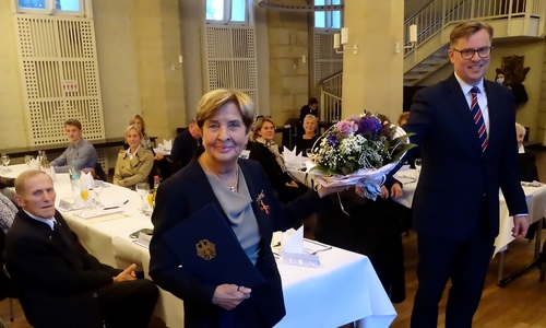 Ingrid Klopp nahm das Bundesverdienstkreuz aufgrund der aktuellen Corona-Regeln im kleinsten Kreis ihrer Familie und engen Wegbegleitern entgegen.