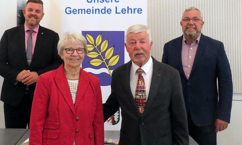 Bürgermeister Andreas Busch (links) und Ortsbürgermeister Heinrich Köther (rechts) bei der Ehrung von Herrn Rudolf Goerke (zweiter von rechts) mit seiner Frau Rita