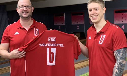 Christoph Deyerling (re.) bei der Trikotübergabe mit KSG-Chef Thomas Janitschke