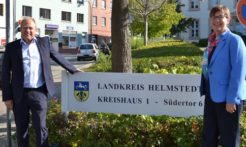 Landrat Gerhard Radeck mit der Landesbeauftragten Dr. Ulrike Witt.