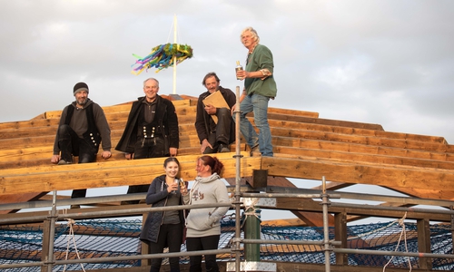 Vorne: Ramona Hilse und Antje Böer Reitverein Salzgitter e.V., Hinten von links: Udo Gefken, Ottmar Müller, Zimmerleute, Udo Lange Dachdecker, Dr. Bernhard Böer, Eigentümer.