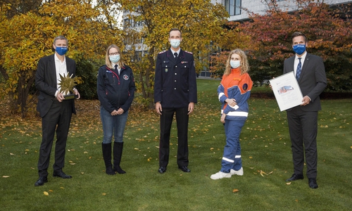 Dirk Gronert, Vorstandsmitglied der Öffentlichen (links auf dem Bild), und Christopher Spitzer, Vertriebsleiter der Öffentlichen (ganz rechts), freuen sich über die Verleihung des IF Star an die Jugendfeuerwehr Bienrode, vertreten durch Jugendfeuerwehrwartin Jasmin Conrad (2. von links), ihren Stellvertreter Niklas Gieseke (Mitte) und Jugendsprecherin Vivien Grubert (2. von rechts)   