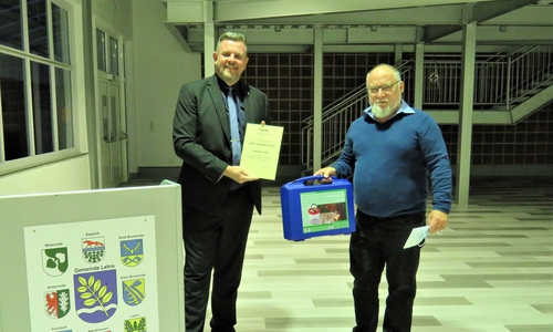 Thomas Keller (r.) überreicht Bürgermeister Andreas Busch den Umweltpreis des BUND Helmstedt.