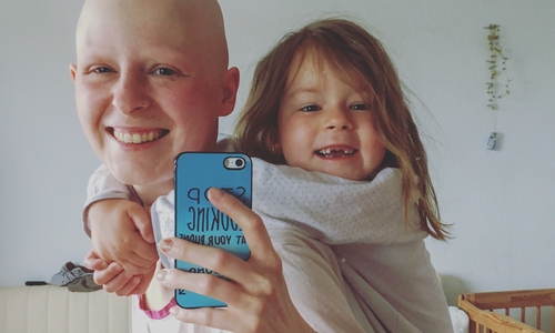Mandy Falke mit ihrer Tochter Marie während ihrer Krebserkrankung.