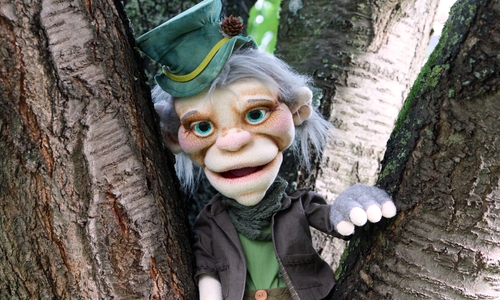 Gefördert und unterstützt werden die Auftritte von Carl von Picea von der Stiftung Zukunft Wald sowie dem Waldpädagogikzentrum Harz.