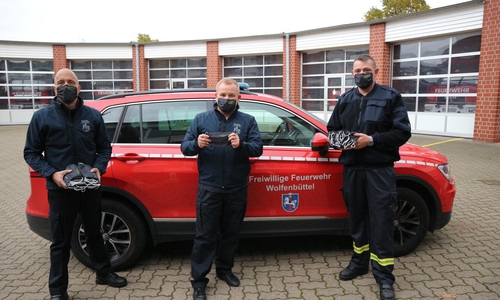 Wolfenbüttels Stadtbrandmeister Olaf Glaeske überreicht Mund- und Nasenschutz: Von links nach rechts: Ortsbrandmeister der Ortsfeuerwehr Linden Marco Dickhut, Stadtbrandmeister Olaf Glaeske und Ortsbrandmeister der Ortsfeuerwehr Adersheim Holger Helwig.