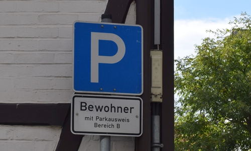 Wer in der Altstadt oder im Stadtteil Georgenberg wohnt, kann einen Bewohnerparkausweis beantragen. Ab sofort ist dazu kein Besuch in der Stadtverwaltung mehr nötig.