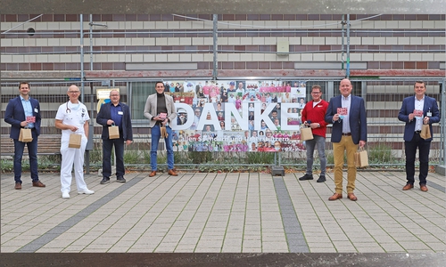 Mitglieder des Unternehmerstammtisches übergaben jüngst die Überraschungstüten an die Direktoriumsmitglieder des Städtischen Klinikums. 