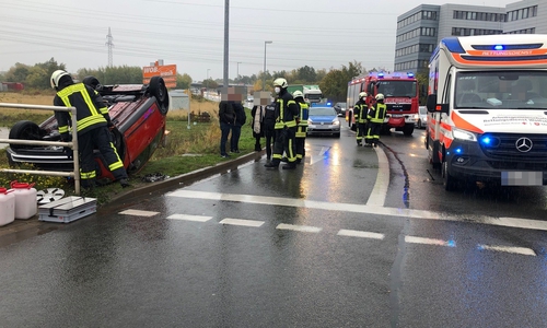 Der VW-Up landete bei dem Unfall auf dem Dach.