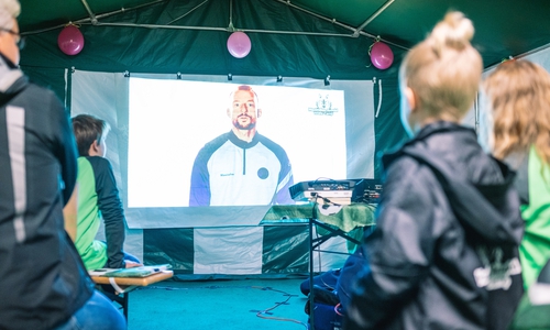 Die Kinder können in dem Camp mehr über Fußball erfahren.