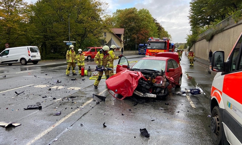 Der Fahrer des BMW wurde bei dem Unfall schwer verletzt.