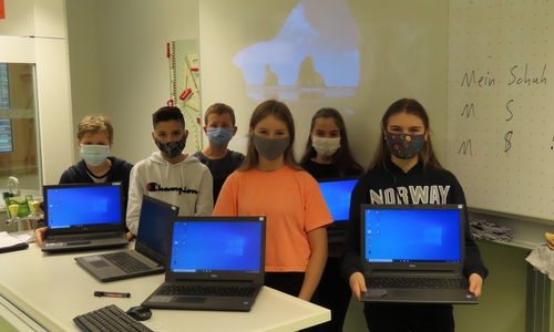 Für ein Jahr bekommen die Schüler die Notebooks geliehen.