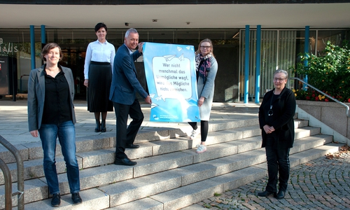 Mareike Blohm (Geschäftsbereichleiterin Schule der Stadt Wolfsburg), Irina Reschke (Abteilungsleiterin Schul- und Schülerbezogene Dienstleistung, die Abteilung organisiert die Wahlversammlung und die konstitutierenden Sitzungen), Alexander Paul (Vorsitzender des Stadtelternrates), Tanja Wöhlecke (Mitglied des Vorstands und stimmberechtigte Vertreterin im Schulausschuss), Iris Bothe (Dezernentin für Jugend, Bildung und Integration) (v. li.).