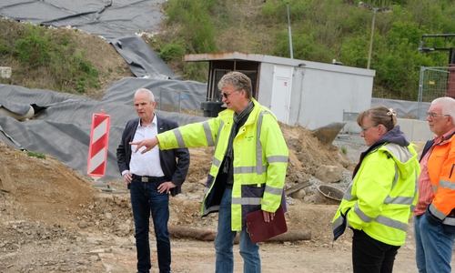 Bei einem Besuch im Mai erläutert Walter Lükewille vom Ingenieurbüro IUP-Umtec Landrat Thomas Brych die Vorgehensweise bei der Bergung der kontaminierten Fässer. 
