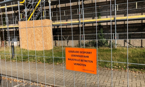Schilder weisen darauf hin, dass das Betreten der Sporthalle und des Sporthallengeländes verboten ist.