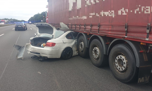 Das Auto, das unter dem Auflieger des Lkw zum Stehen kam.
