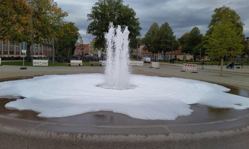 Am heutigen Montag haben bislang unbekannte Täter den Schlossbrunnen zum Schäumen gebracht. Die Stadt will nun Strafanzeige stellen.