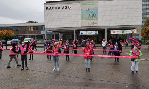 Etwa 50 komba-Mitglieder versammelten sich vor dem Rathaus.