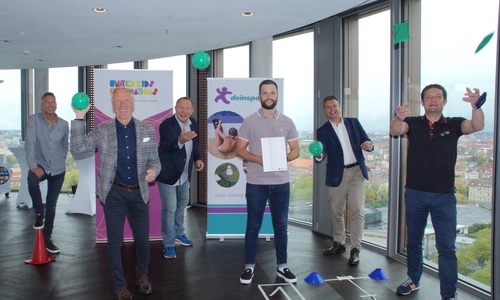 Alle sportlich voll dabei: Von links nach rechts: Karsten Täger von der Sportjugend Niedersachsen, Sportwissenschaftler Prof. Dr. Ingo Froböse, Reiner Sonntag, Vorsitzender der Sportjugend Niedersachsen, Timon Huwiler, Koordinator bei deinsport.de, Malte Heinemann, Geschäftsführer der Cleven-Stiftung und Carsten Ueberschär, Botschafter der United Kids Foundations. 