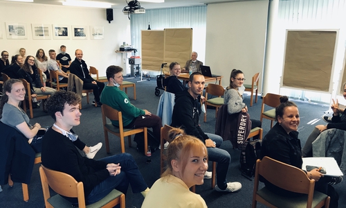 Die Schüler des Kurses Darstellendes Spiel im Zeitzeugengespräch mit Rolf Owczarski.