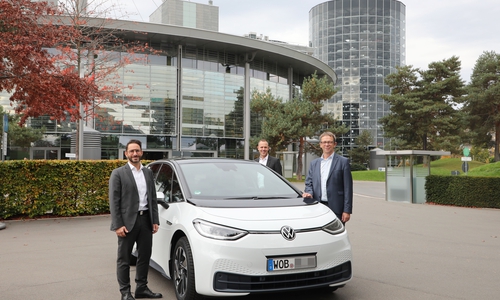 Die Fahrzeugschlüssel für den ID.3 1st Edition Max übergaben Roland Clement (Bildmitte), Vorsitzender der Geschäftsführung der Autostadt und Francesco Forte (links im Bild), Leiter Kundenmanagement der Marke Volkswagen Pkw