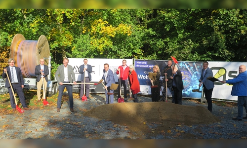 Symbolischer Spatenstich für den weiteren Ausbau des Breitbandnetzes im Landkreis Wolfenbüttel. Von links: Matthias Schulze-Mantei (atene KOM GmbH, Fördermittelgeber des Bundes), Marc Lohmann (Bürgermeister Samtgemeinde Oderwald), Stefan Muhle (Staatssekretär Niedersächsisches Ministerium für Wirtschaft, Arbeit, Verkehr und Digitalisierung), Marco Kelb (Bürgermeister Samtgemeinde Sickte), Thomas Heitmann (Geschäftsführer htp GmbH), Landtagsabgeordneter Marcus Bosse, Landrätin Christiana Steinbrügge, Landtagsabgeordnete und Evessener Bürgermeisterin Dunja Kreiser, Andreas Memmert (Bürgermeister Einheitsgemeinde Schladen-Werla), Dr. Heinrich Füchtjohann (Bürgermeister Erkerode), Detlef Kaatz (Bürgermeister Einheitsgemeinde Cremlingen) und Peter Scheer (Leiter Breitbandbetrieb im Landkreis Wolfenbüttel).