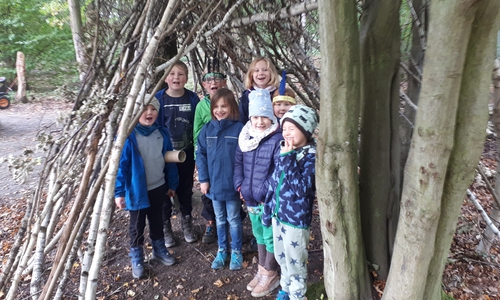 Viel Freude in ihrem selbstgebauten Tipi hatten die Kinder in der ersten Herbstferienwoche auf dem Bauspielplatz Westhagen.