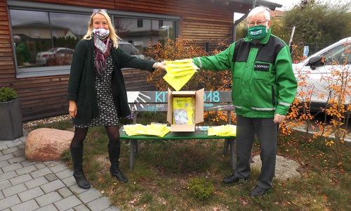 Antje Wiendstroer und Klaus Seiffert bei der Übergabe der Warnwesten und Blinkis. 