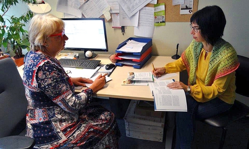 Das vor Corona erstellte Foto stellt ein Beratungsgespräch nach: Susi Kühnert, Pflegeberaterin im Pflegestützpunkt (links) im Gespräch mit Manuela Lehrke.