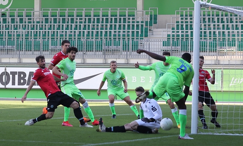 Wolfsburg verlor 1:2 gegen Hannover. 