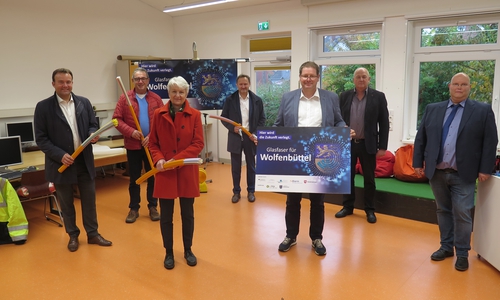 Das Breitbandnetz im Landkreis Wolfenbüttel wird erweitert. In der Grundschule Hohenassel wurde der symbolische Baubeginn gemacht durch (v.l.n.r.): Thomas Heitmann (Geschäftsführer htp GmbH), Klaus Kubitschke (Bürgermeister Samtgemeinde Baddeckenstedt), Landrätin Christiana Steinbrügge, Michael Kiesewetter (Vorstandsvorsitzender NBank), Landtagsabgeordneter Marcus Bosse, Bernd Brandes (Bürgermeister Gemeinde Burgdorf) und Peter Scheer (Leiter Breitbandbetrieb im Landkreis Wolfenbüttel).