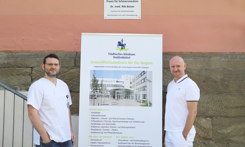 Dr. Nils Beiser, Inhaber der Praxis für Schmerzmedizin am Alten Weg 80 und Neuen Weg 51 und Dr. Tobias Jüttner, Chefarzt der Klinik für Anästhesie, operative Intensiv-, Notfall- und Schmerzmedizin am Städtischen Klinikum, freuen sich, durch die Kooperation ihren Patienten neue Therapiemöglichkeiten bieten zu können. Foto: Städtisches Klinikum Wolfenbüttel        Mit freundlichen Grüßen 
