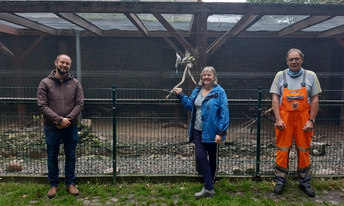 (v.li.): Bürgermeister Malte Schneider, Christiane Willeke- Sonnenbrodt und Günter Heine vom Städt. Betriebshof inspizieren die Vogelvoliere im Wallgarten.