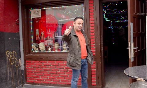 Laut Polizeiangaben musste die Kneipe "Zur Bratröhre" am dritten Oktober wegen Verstößen gegen die Coronaverordnung geräumt werden. Der Besitzer der "Bratröhre" Antonio Becoja widerspricht dieser Darstellung. 