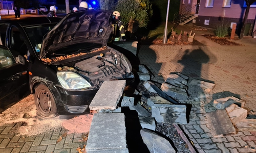Ein Auto fuhr am Freitagabend in die Grundstücksmauer eines Wohnhauses.
