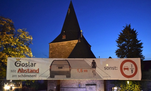  In den Altstadtstraßen gilt aufgrund der geringen Fahrbahnbreite ein Überholverbot. Einigen Autofahrerinnen und Autofahrern scheint das nicht bewusst zu sein. Deshalb macht die Stadtverwaltung nun mit einem Banner darauf aufmerksam.