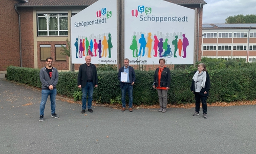  Lehrer Björn Birla, Schulleiter Ulf Blanke, Stadtdirektor Rainer Apel, Bürgermeisterin Andrea Föniger und Daniela Bürger vom JUZ freuten über die Vertiefung der Zusammenarbeit von IGS und Jugendzentrum.