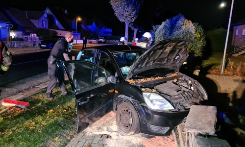 Ein Auto fuhr am Freitagabend in die Grundstücksmauer eines Wohnhauses.