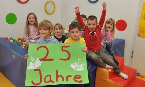 Kinder der Biber- und der Schneckengruppe des Löwenzahn feiern den 25. Geburtstag ihres Sprachheilkindergartens im Bällebad.