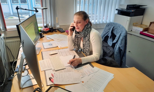 Steffi Bischoff nimmt im Büro der Freiwilligenagetur Anrufe entgegen.