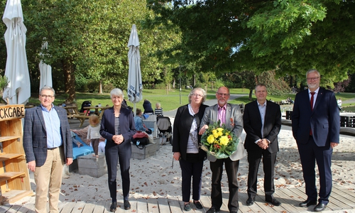 Gratulierten Paul Arzberger (3.v.r.) zur Verleihung des Verdienstkreuzes am Bande des Verdienstordens der Bundesrepublik Deutschland (Bundesverdienstkreuz) im Komm Beach Club (v.l.n.r.): Wolfenbütteler Bürgermeister Thomas Pink, Landrätin Christiana Steinbrügge, Hannelore Arzberger sowie zwei Vertreter der IG BCE.