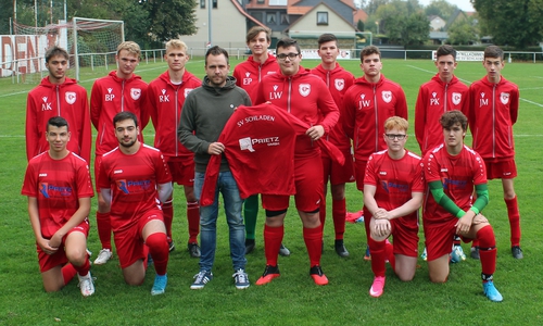 Die Jugendfußballer des SV Schladen erhielten neue Trikots.