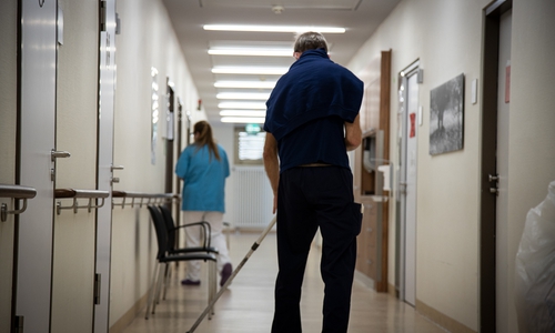 Reinigungskraft im Krankenhaus: Wer in Pandemie-Zeiten für Sauberkeit und Hygiene sorgt, macht einen unverzichtbaren Job, sagt die IG BAU und fordert mehr Geld für die Beschäftigten.